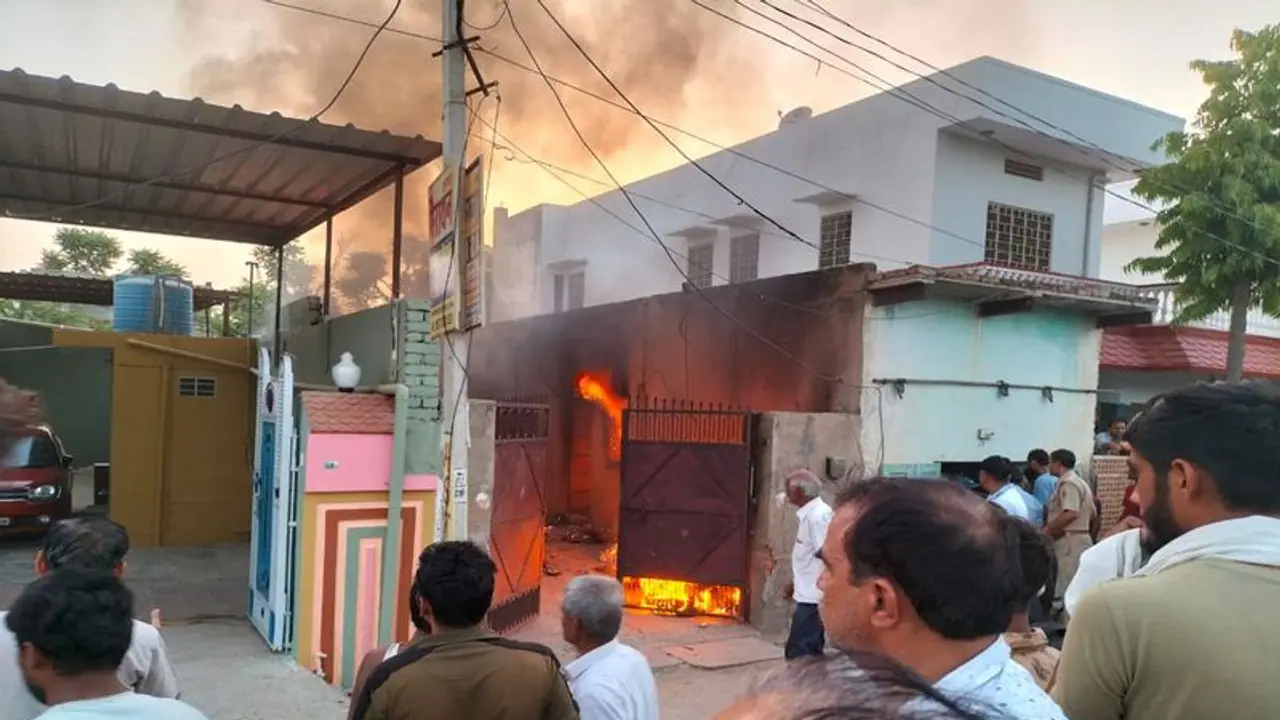 राजस्थान में एक चिंगारी ने सबकुछ जलाकर राख कर दिया, न मकान बचा, न दुकान बची और ना ही गाड़ियां राजस्थान में एक चिंगारी ने सबकुछ जलाकर राख कर दिया, न मकान बचा, न दुकान बची और ना ही गाड़ियां