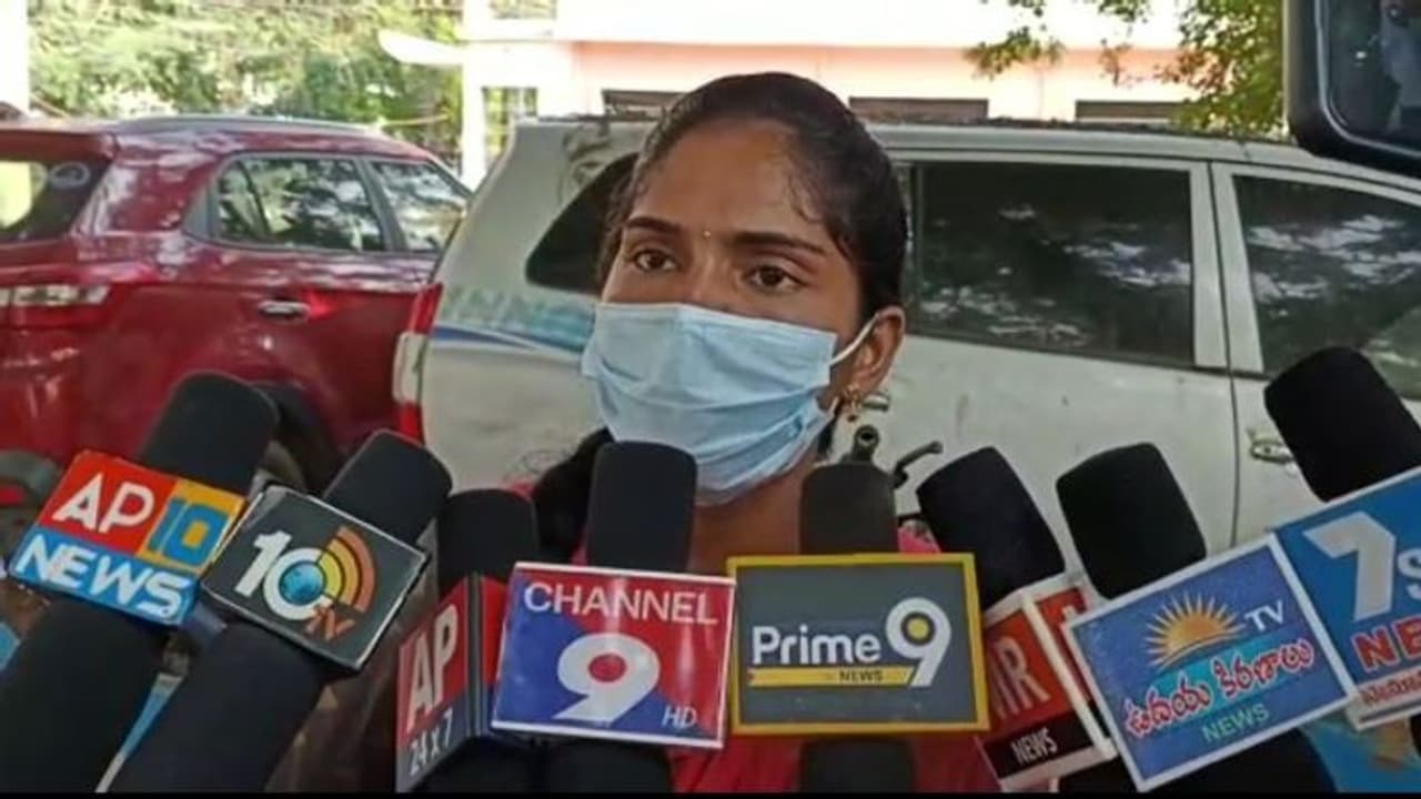 నెల్లూరు జిల్లాలో దారుణం... బస్సులో ప్రయాణిస్తున్న యువతితో ఆర్టిసి సిబ్బంది అసభ్య ప్రవర్తన నెల్లూరు జిల్లాలో దారుణం... బస్సులో ప్రయాణిస్తున్న యువతితో ఆర్టిసి సిబ్బంది అసభ్య ప్రవర్తన