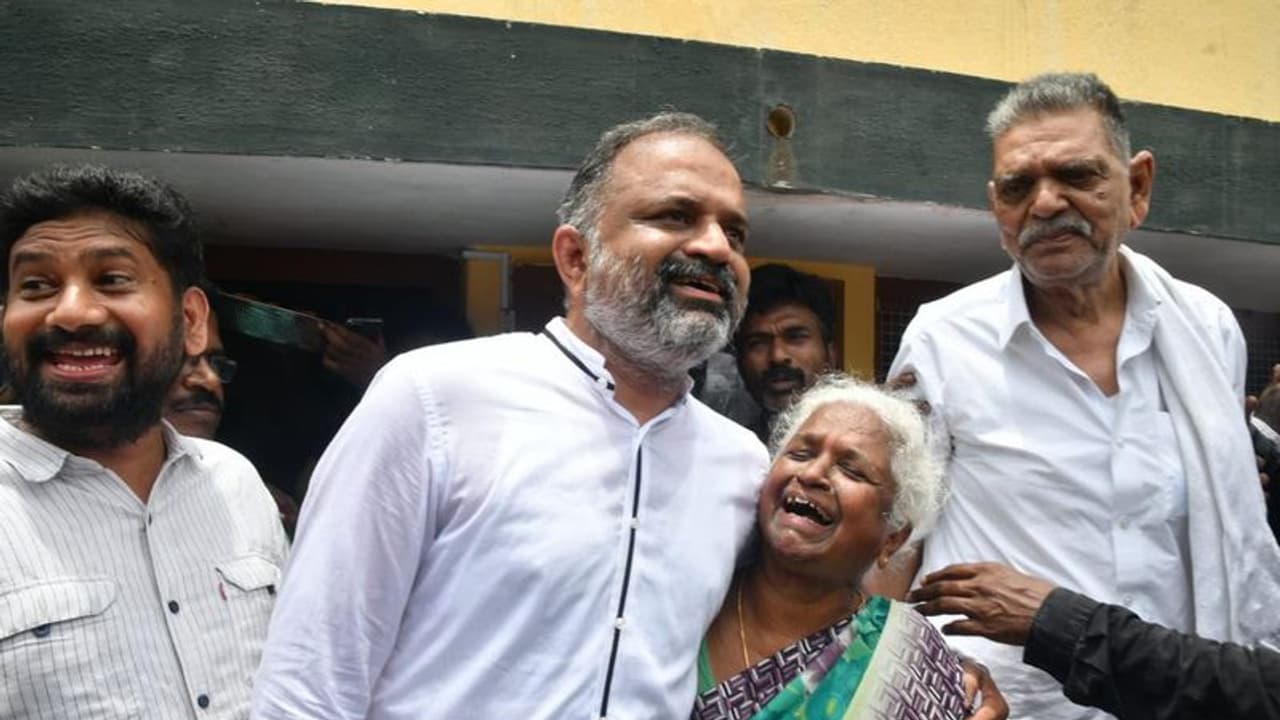 AG Perarivalan : செங்கொடி செய்த உயிர்தியாகம்..என் அம்மா பட்ட அவமானம்.. தீர்ப்பு குறித்து பேரறிவாளன் உருக்கம்.. AG Perarivalan : செங்கொடி செய்த உயிர்தியாகம்..என் அம்மா பட்ட அவமானம்.. தீர்ப்பு குறித்து பேரறிவாளன் உருக்கம்..