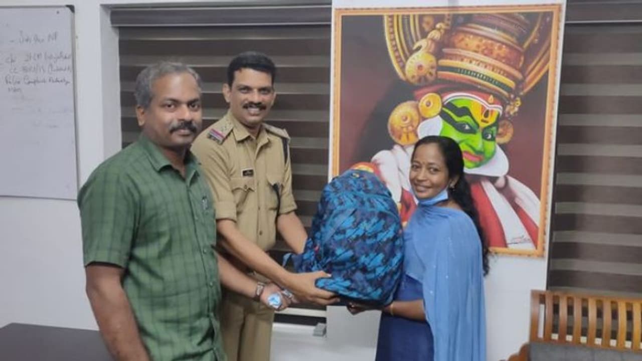 യാത്രക്കാരിയുടെ സര്ട്ടിഫിക്കറ്റുകളടങ്ങിയ ബാഗ് മോഷണം പോയി, കണ്ടെത്തി പൊലീസ് യാത്രക്കാരിയുടെ സര്ട്ടിഫിക്കറ്റുകളടങ്ങിയ ബാഗ് മോഷണം പോയി, കണ്ടെത്തി പൊലീസ്