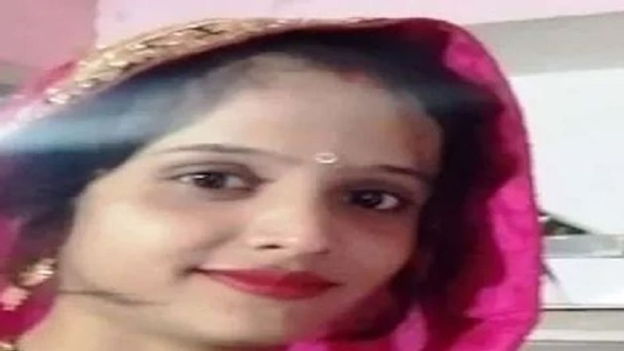 घर के बाहर चारपाई पर पड़ा था बहन का शव, चचेरे भाई ने सुसराल वालों पर लगाए गंभीर आरोप घर के बाहर चारपाई पर पड़ा था बहन का शव, चचेरे भाई ने सुसराल वालों पर लगाए गंभीर आरोप