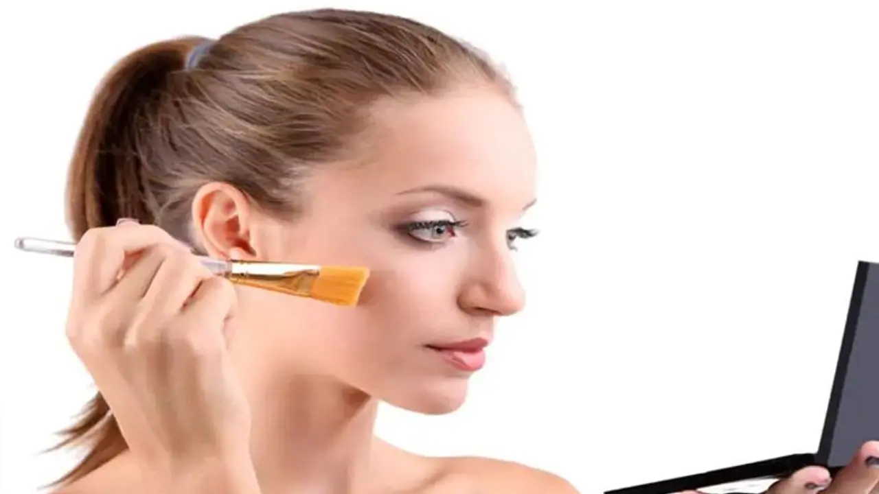 तपती गर्मी में मेकअप को लेकर हैं परेशान, तो स्वेट प्रूफ रखने के लिए अपनाए ये 6 खास ट्रिक्स