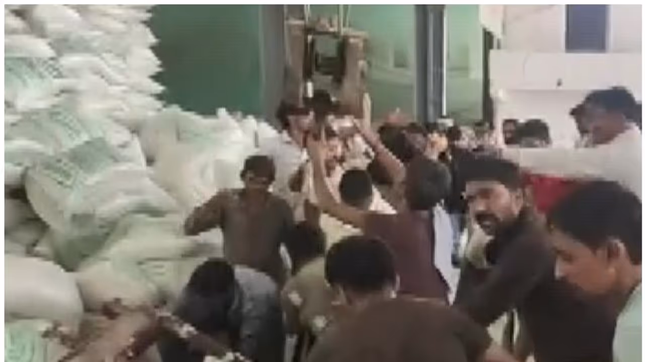 ഗുജറാത്തില് ഉപ്പ് ഫാക്ടറിയുടെ ചുമരിടിഞ്ഞ് 12 പേര് മരിച്ചു, നിരവധിപേര് കുടുങ്ങികിടക്കുന്നു ഗുജറാത്തില് ഉപ്പ് ഫാക്ടറിയുടെ ചുമരിടിഞ്ഞ് 12 പേര് മരിച്ചു, നിരവധിപേര് കുടുങ്ങികിടക്കുന്നു