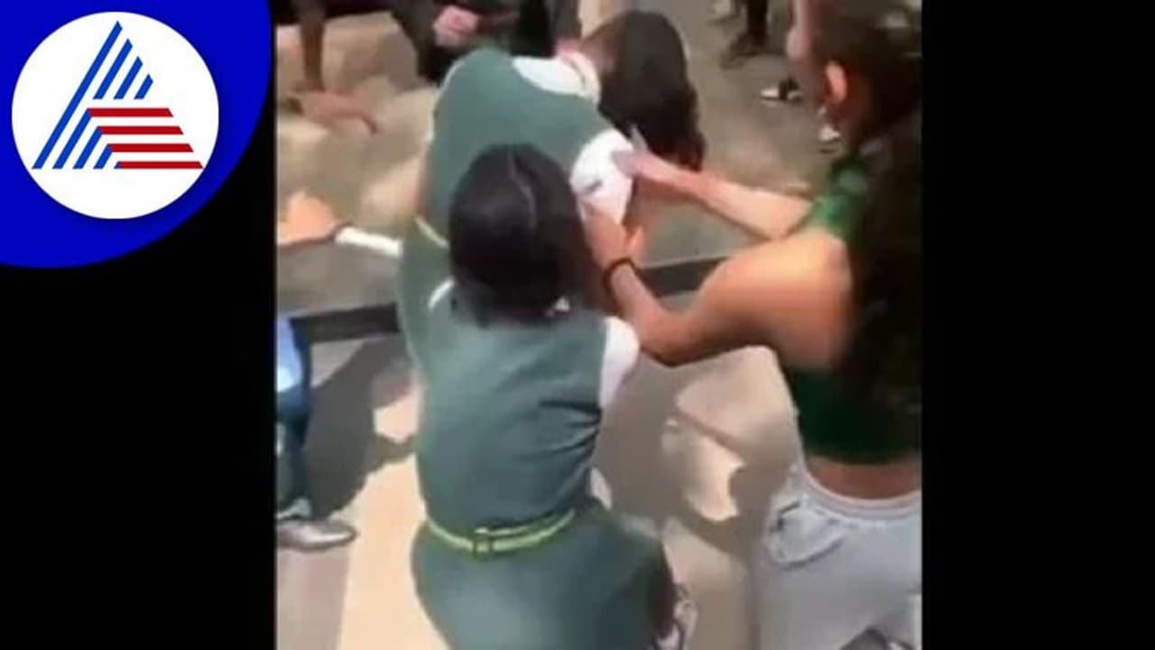 ರಸ್ತೆಯಲ್ಲಿ ಜುಟ್ಟು ಹಿಡಿದು ಕಿತ್ತಾಡಿಕೊಂಡ ಬೆಂಗಳೂರಿನ ವಿದ್ಯಾರ್ಥಿನಿಯರು: ವಿಡಿಯೋ ವೈರಲ್‌