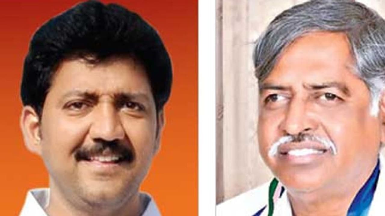 గన్నవరం వైసీపీలో పొగలు సెగలు: జగన్ వద్దకు పంచాయతీ... వల్లభనేని వంశీ, దుట్టాలకు సీఎంవో నుంచి పిలుపు గన్నవరం వైసీపీలో పొగలు సెగలు: జగన్ వద్దకు పంచాయతీ... వల్లభనేని వంశీ, దుట్టాలకు సీఎంవో నుంచి పిలుపు