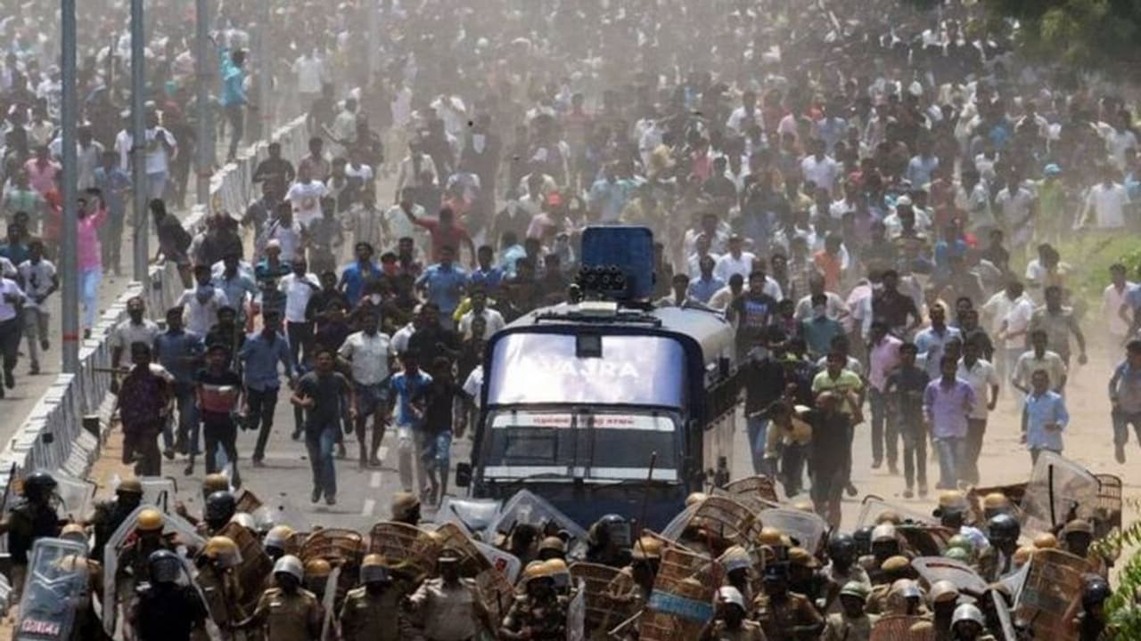 'തൂത്തുക്കുടി വെടിവയ്പ്പിൽ ജില്ലാ ഭരണകൂടത്തിന് വീഴ്ച'; കളക്ടർക്കും 17 പൊലീസുകാർക്കുമെതിരെ നടപടിക്ക് ശുപാർശ 'തൂത്തുക്കുടി വെടിവയ്പ്പിൽ ജില്ലാ ഭരണകൂടത്തിന് വീഴ്ച'; കളക്ടർക്കും 17 പൊലീസുകാർക്കുമെതിരെ നടപടിക്ക് ശുപാർശ