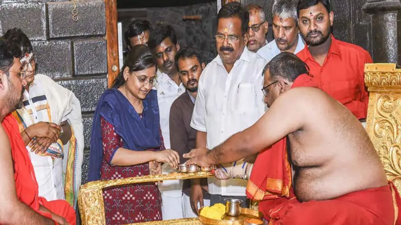 साईंबाबा का एक भक्त ऐसा भी: बाबा के चरणों में चढ़ाया 2 करोड़ का सोने का बैंड साईंबाबा का एक भक्त ऐसा भी: बाबा के चरणों में चढ़ाया 2 करोड़ का सोने का बैंड