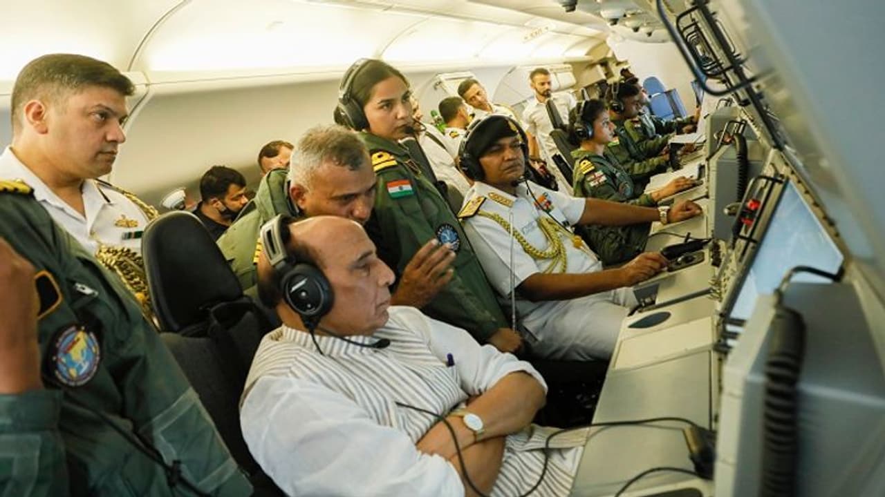 नौसेना के खोजी विमान P8I में सवार हुए रक्षा मंत्री राजनाथ सिंह, पानी में छिपी पनडुब्बियों का करता है शिकार