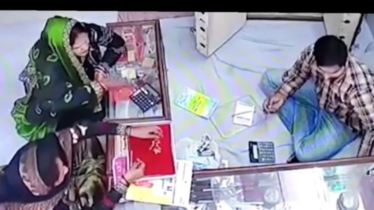 ಚಿನ್ನದ ಅಂಗಡಿಯಲ್ಲಿ ಕಳ್ಳಿಯ ಕರಾಮತ್ತು: ವಿಡಿಯೋ ವೈರಲ್