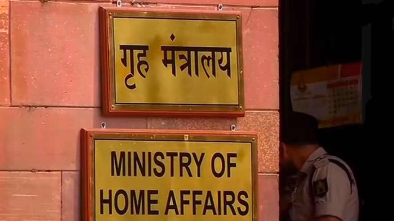 जम्मू कश्मीर में आतंक का संचालक डॉ.आसिफ मकबूल डार आतंकी घोषित, सऊदी अरब से कर रहा हिजबुल को आपरेट जम्मू कश्मीर में आतंक का संचालक डॉ.आसिफ मकबूल डार आतंकी घोषित, सऊदी अरब से कर रहा हिजबुल को आपरेट