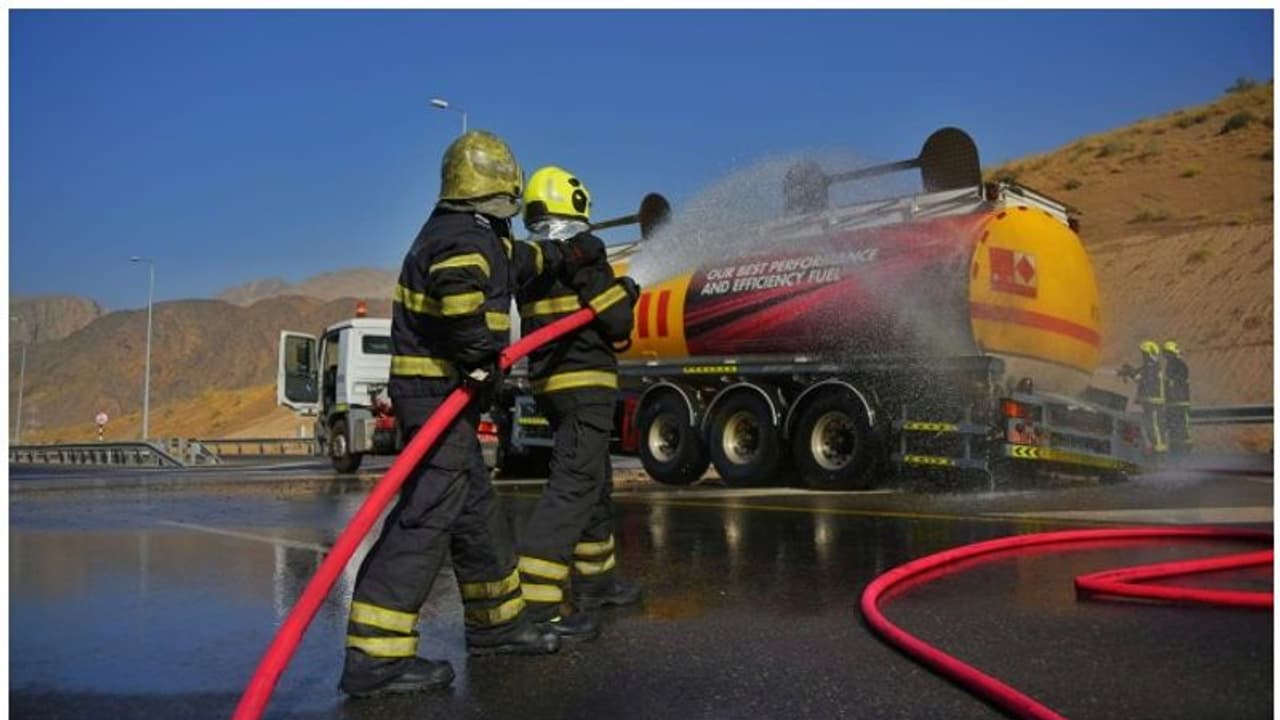 ഒമാനില് ഇന്ധന ടാങ്കറിന് തീപിടിച്ചു ഒമാനില് ഇന്ധന ടാങ്കറിന് തീപിടിച്ചു