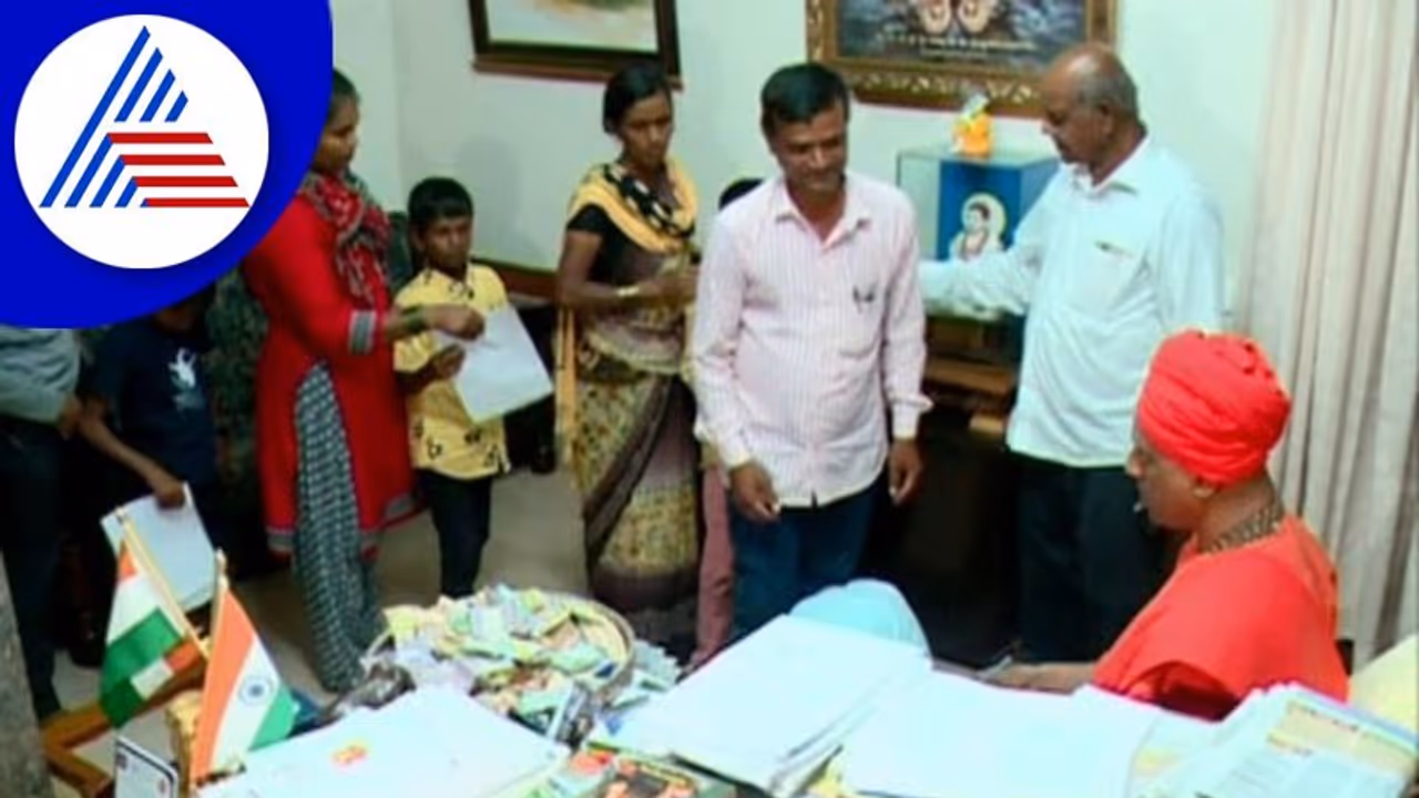 ಸಿದ್ದಗಂಗಾ ಮಠದಲ್ಲಿ ವಿದ್ಯಾರ್ಥಿಗಳ ಪ್ರವೇಶ ಶುರು: ಮಠದ ಶಾಲೆ ದಾಖಲಾತಿಗೆ ವಿದ್ಯಾರ್ಥಿಗಳ ಸರತಿ ಸಿದ್ದಗಂಗಾ ಮಠದಲ್ಲಿ ವಿದ್ಯಾರ್ಥಿಗಳ ಪ್ರವೇಶ ಶುರು: ಮಠದ ಶಾಲೆ ದಾಖಲಾತಿಗೆ ವಿದ್ಯಾರ್ಥಿಗಳ ಸರತಿ