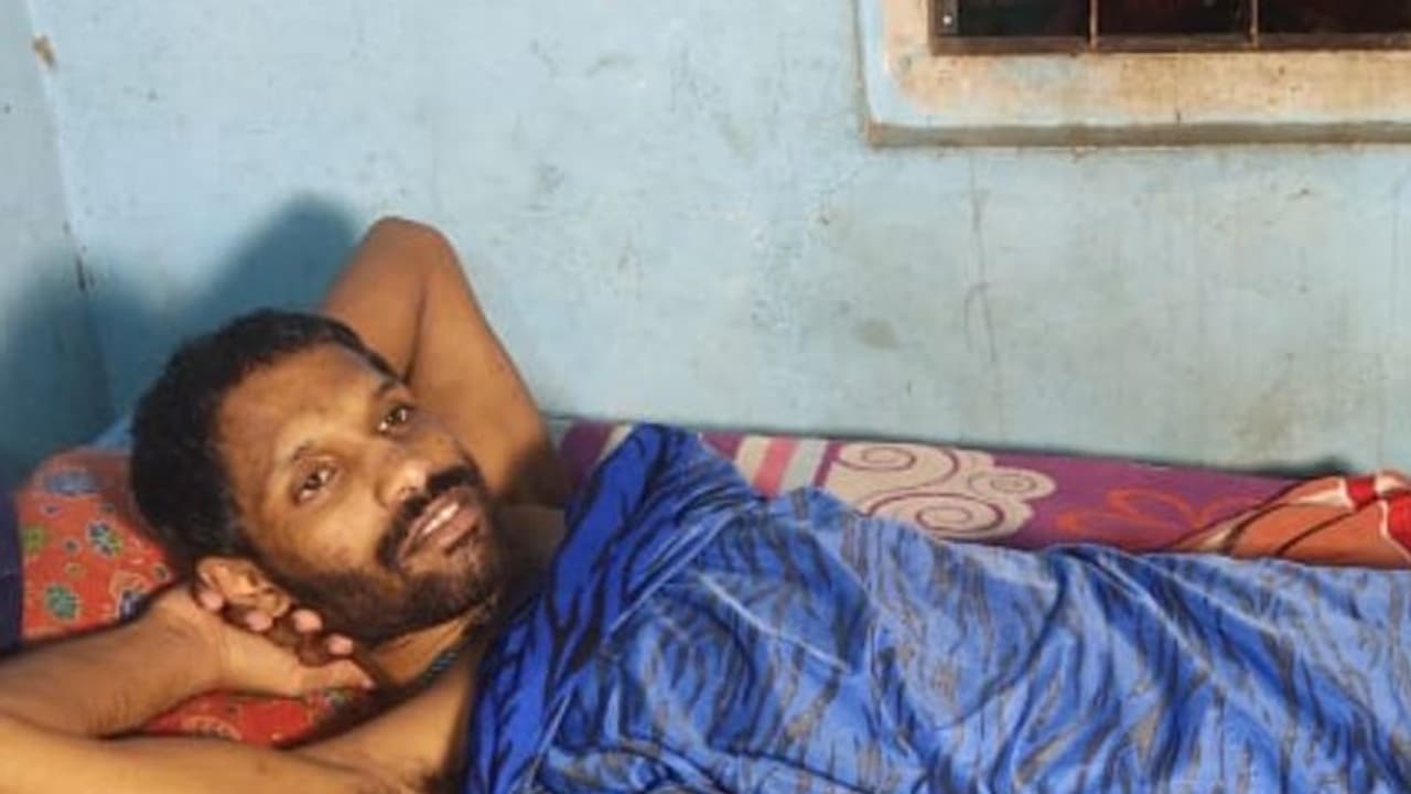 ഗൃഹനാഥന്‍ മരത്തില്‍ നിന്നും വീണ് കിടപ്പിലായി; ചികിത്സിക്കാന്‍ പണമില്ല, ദുരിതം പേറി കുടുംബം