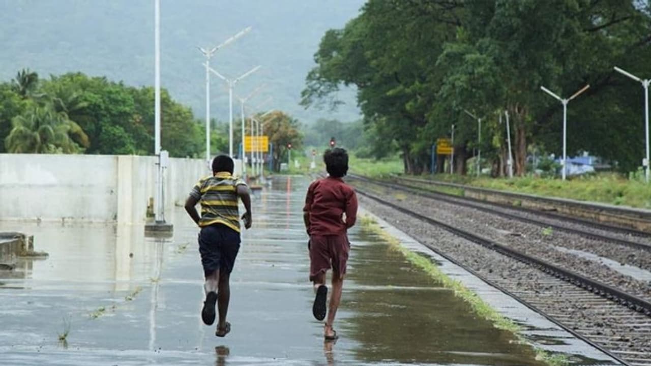 Kerala Rain : ഇടമുറിയാതെ മഴ : റവന്യൂ മന്ത്രിയുടെ ഓഫീസിൽ കണ്ട്രോൾ റൂം ആരംഭിച്ചു, പെരിങ്ങൽക്കൂത്ത് ഡാം തുറന്നു Kerala Rain : ഇടമുറിയാതെ മഴ : റവന്യൂ മന്ത്രിയുടെ ഓഫീസിൽ കണ്ട്രോൾ റൂം ആരംഭിച്ചു, പെരിങ്ങൽക്കൂത്ത് ഡാം തുറന്നു