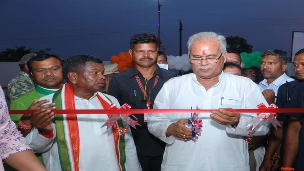 सुकमा 'सी मार्ट' के फर्स्ट कस्टमर बने CM भूपेश बघेल, जानिए किन किन चीजों की खरीदारी की