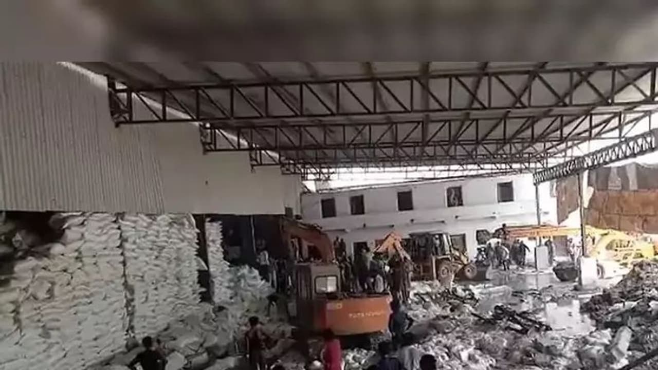 ഗുജറാത്തിൽ ഉപ്പ് ഫാക്ടറിയുടെ മതിൽ ഇടിഞ്ഞ് അപകടം; നാല് കുട്ടികളടക്കം 12 പേർ കൊല്ലപ്പെട്ടു ഗുജറാത്തിൽ ഉപ്പ് ഫാക്ടറിയുടെ മതിൽ ഇടിഞ്ഞ് അപകടം; നാല് കുട്ടികളടക്കം 12 പേർ കൊല്ലപ്പെട്ടു