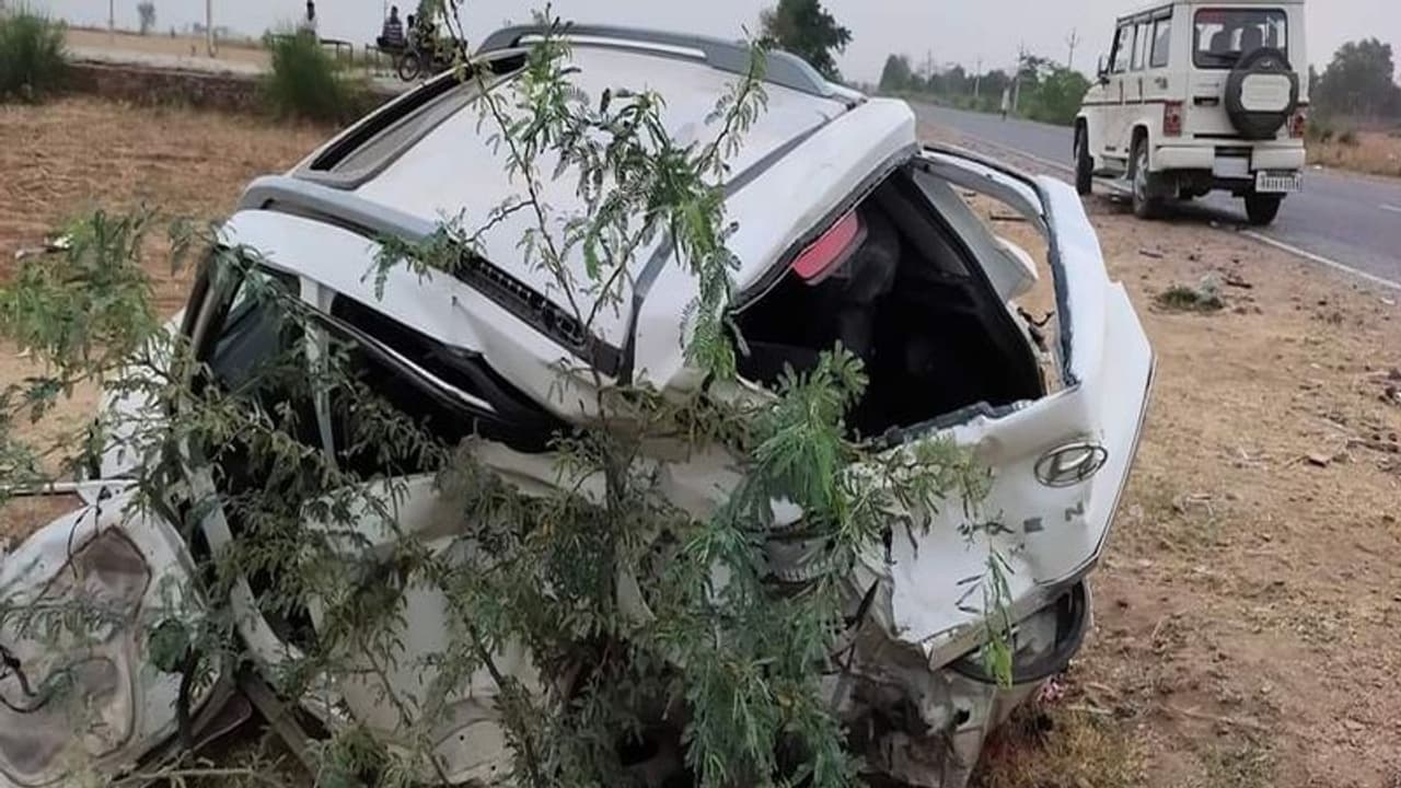 खून से लाल हो गई राजस्थान की सड़क : भयानक एक्सीडेंट देख कांप गए लोग, कार के पार्ट पार्ट अलग, पांच मौत खून से लाल हो गई राजस्थान की सड़क : भयानक एक्सीडेंट देख कांप गए लोग, कार के पार्ट पार्ट अलग, पांच मौत