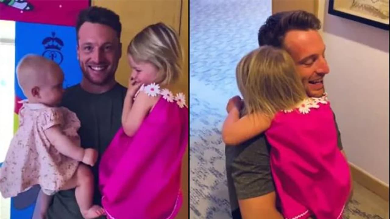 ढाई महीने बाद बेटी को देख इमोशन नहीं रोक पाया राजस्थान रॉयल्स का यह खिलाड़ी, इस तरह किया दुलार ढाई महीने बाद बेटी को देख इमोशन नहीं रोक पाया राजस्थान रॉयल्स का यह खिलाड़ी, इस तरह किया दुलार