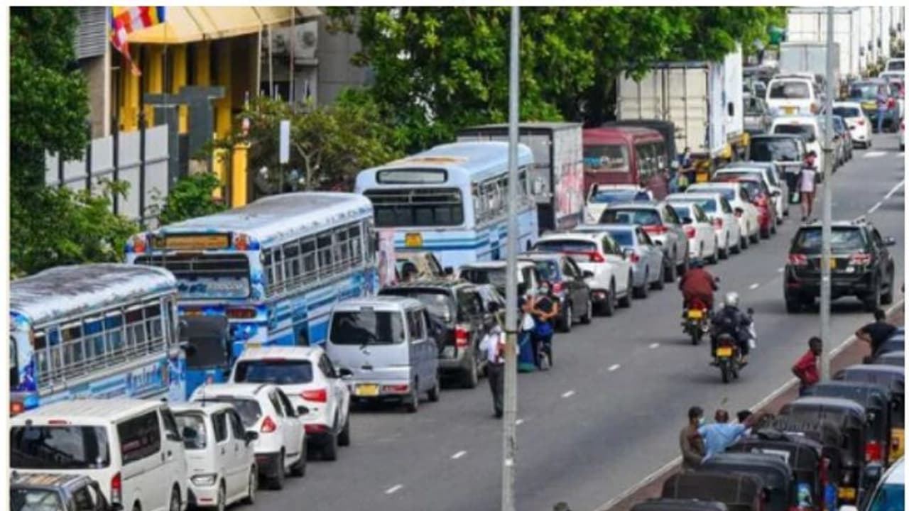 പെട്രോൾ വാങ്ങാൻ പണമില്ല, പമ്പുകളിൽ ക്യൂ നിൽക്കരുതെന്ന് പൗരന്മാരോട് ഈ രാജ്യം!