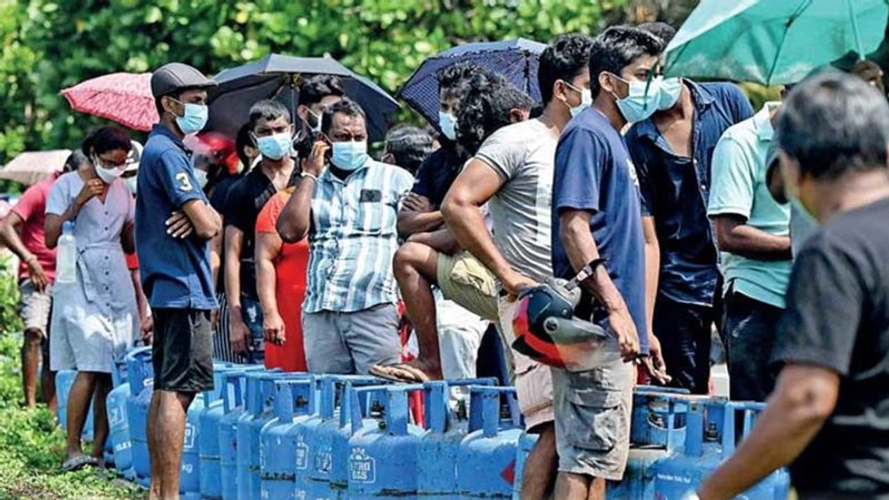 Sri Lanka Crisis: இலங்கையில் 3 ஆண்டுகளில் 2 கோடி பேர் வறுமை நிலைக்கு தள்ளப்பட்டனர்: ஆய்வில் அதிர்ச்சித் தகவல் Sri Lanka Crisis: இலங்கையில் 3 ஆண்டுகளில் 2 கோடி பேர் வறுமை நிலைக்கு தள்ளப்பட்டனர்: ஆய்வில் அதிர்ச்சித் தகவல்