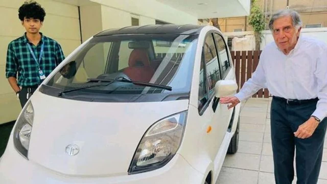 വാഹന വ്യൂഹമില്ല, സുരക്ഷാ സേനയില്ല; നാനോയില്‍ വന്നിറങ്ങി രത്തൻ ടാറ്റ; കണ്ണുനിറച്ച്, കയ്യടിച്ച് ജനം!