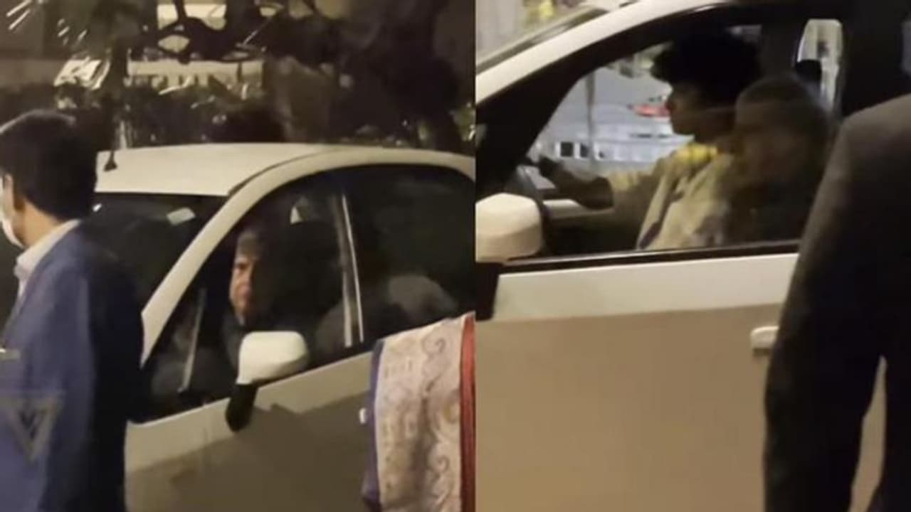 Ratan Tata: టాటా నానోలో తళుక్కుమన్న రతన్ టాటా, సెక్యూరిటీ లేకుండా తాజ్ హోటల్ కు ప్రయాణం..షాక్ లో నెటిజన్లు... Ratan Tata: టాటా నానోలో తళుక్కుమన్న రతన్ టాటా, సెక్యూరిటీ లేకుండా తాజ్ హోటల్ కు ప్రయాణం..షాక్ లో నెటిజన్లు...