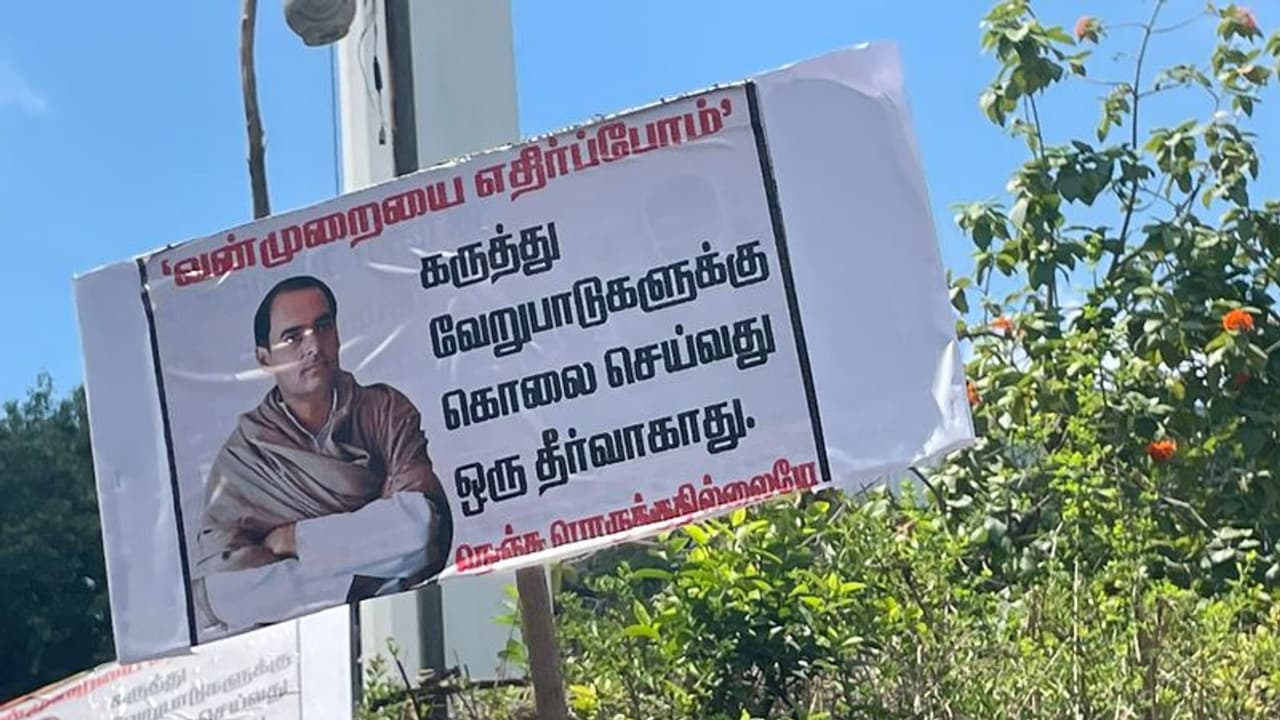 ஜனநாயகத்தில் நேற்று கருப்பு நாள்.. துணியால் வாயை கட்டிக் கொண்டு கதறிய காங்கிரஸ். ஜனநாயகத்தில் நேற்று கருப்பு நாள்.. துணியால் வாயை கட்டிக் கொண்டு கதறிய காங்கிரஸ்.