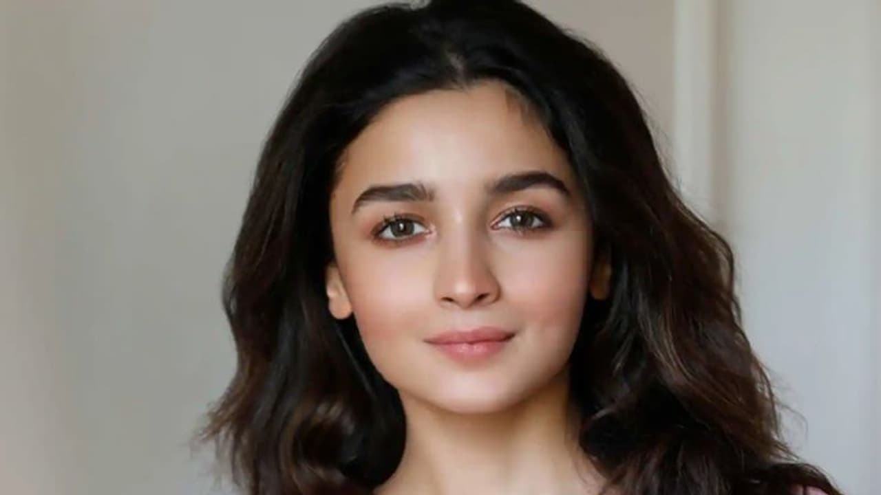 आलिया भट्ट अपने करियर के नए मोड पर, बॉलीवुड के साथ इस इंडस्ट्री में भी करने जा रही डेब्यू आलिया भट्ट अपने करियर के नए मोड पर, बॉलीवुड के साथ इस इंडस्ट्री में भी करने जा रही डेब्यू