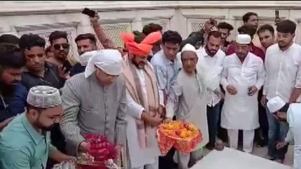 ಒವೈಸಿ ಭೇಟಿಗೆ ಗಲಾಟೆ: ಔರಂಗಜೇಬ್ ಸಮಾಧಿ 5 ದಿನಗಳ ಕಾಲ ಬಂದ್