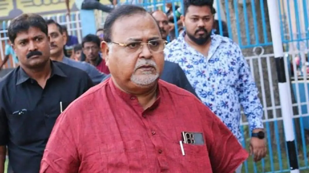 এসএসসি দুর্নীতি মামলায় আজ ফের পার্থকে তলব করেছে সিবিআই, মন্ত্রীকে কী নিয়ে প্রশ্ন এসএসসি দুর্নীতি মামলায় আজ ফের পার্থকে তলব করেছে সিবিআই, মন্ত্রীকে কী নিয়ে প্রশ্ন