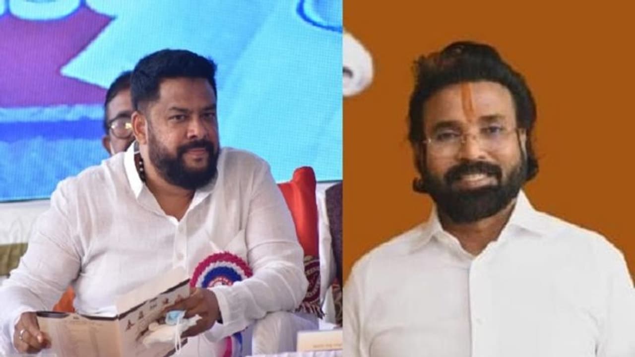 ಬಳ್ಳಾರಿಯಲ್ಲಿ ಮತ್ತೊಮ್ಮೆ ದ್ವೇಷ ರಾಜಕೀಯ, ರಾಜ್ಯಪಾಲರಿಗೆ ದೂರು ನೀಡಲು ಕಾಂಗ್ರೆಸ್ ಚಿಂತನೆ ಬಳ್ಳಾರಿಯಲ್ಲಿ ಮತ್ತೊಮ್ಮೆ ದ್ವೇಷ ರಾಜಕೀಯ, ರಾಜ್ಯಪಾಲರಿಗೆ ದೂರು ನೀಡಲು ಕಾಂಗ್ರೆಸ್ ಚಿಂತನೆ