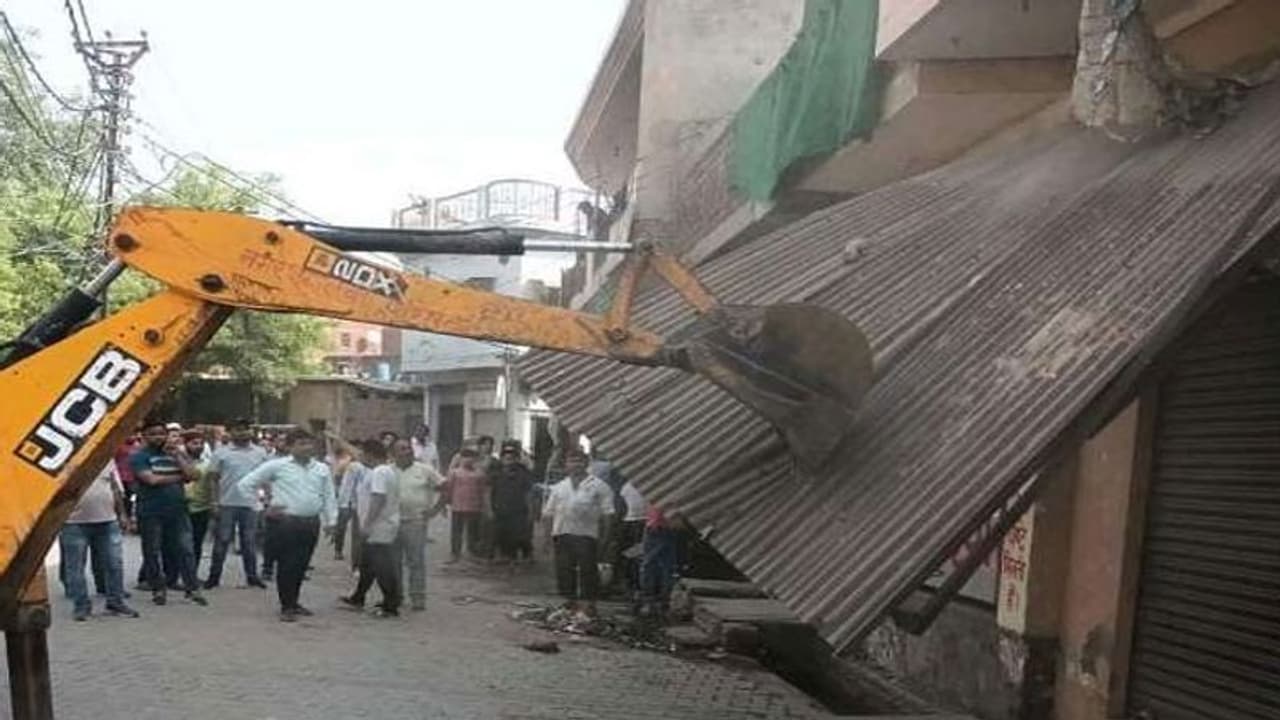 योगी सरकार के बुलडोजर की कार्रवाई जारी, अस्थाई और स्थाई अतिक्रमण को किया ध्वस्त