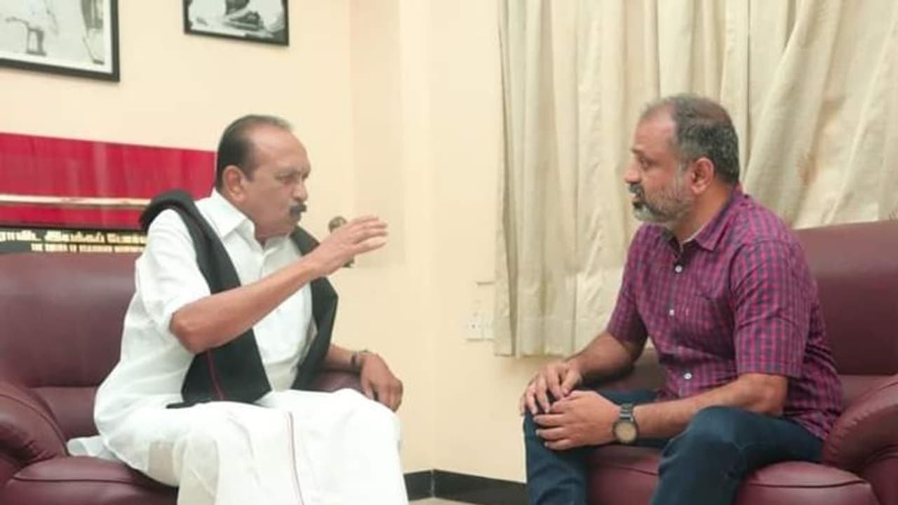 எங்களுக்கு தூக்கு என்றவுடன் ராம்ஜெத் மலானியை அழைத்து வந்தவர் வைகோ.. நெஞ்சுருகிய பேரறிவாளன். எங்களுக்கு தூக்கு என்றவுடன் ராம்ஜெத் மலானியை அழைத்து வந்தவர் வைகோ.. நெஞ்சுருகிய பேரறிவாளன்.