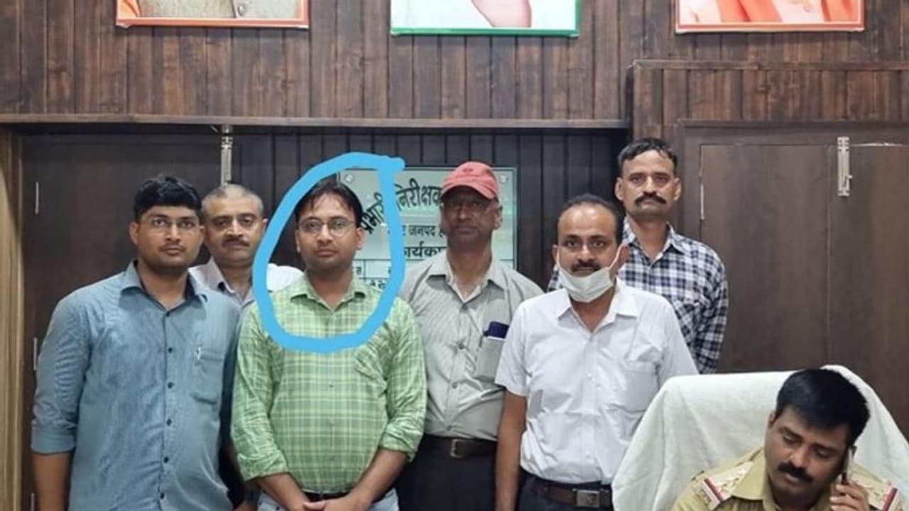 एंटी करप्शन टीम ने रिश्वत लेते लिपिक को पकड़ा, एरियर भुगतान के लिए मांगे थे इतने लाख रुपये एंटी करप्शन टीम ने रिश्वत लेते लिपिक को पकड़ा, एरियर भुगतान के लिए मांगे थे इतने लाख रुपये