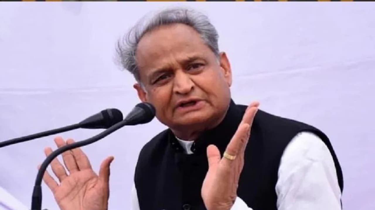 कांस्टेबल भर्ती परीक्षा पर टूटी CM अशोक गहलोत की चुप्पी, पेपर लीक की बताई ये वजह, BJP पर बड़ा आरोप कांस्टेबल भर्ती परीक्षा पर टूटी CM अशोक गहलोत की चुप्पी, पेपर लीक की बताई ये वजह, BJP पर बड़ा आरोप