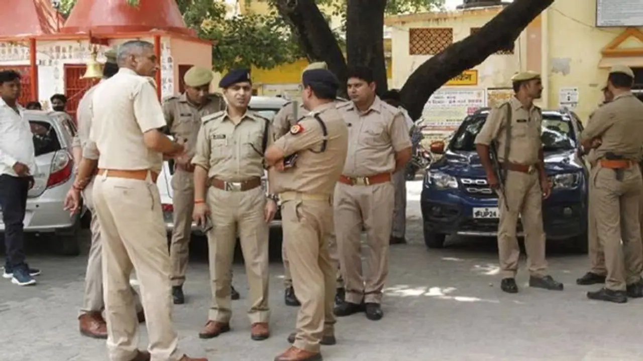 बदायूं एसएसपी कार्यालय के बाहर आत्मदाह का प्रयास करने वाले किसान की हुई मौत, पांच पुलिसकर्मी निलंबित बदायूं एसएसपी कार्यालय के बाहर आत्मदाह का प्रयास करने वाले किसान की हुई मौत, पांच पुलिसकर्मी निलंबित