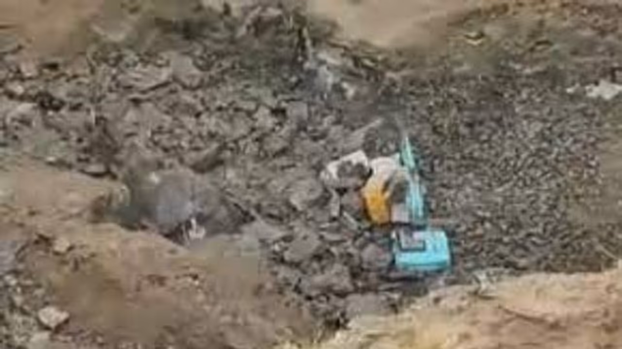 நெல்லை கல்குவாரி விபத்து .. கனிமவளத்துறை இயக்குனர் சஸ்பெண்ட்.. கல்குவாரி உரிமையாளர் வங்கி கணக்கு முடக்கம்... நெல்லை கல்குவாரி விபத்து .. கனிமவளத்துறை இயக்குனர் சஸ்பெண்ட்.. கல்குவாரி உரிமையாளர் வங்கி கணக்கு முடக்கம்...