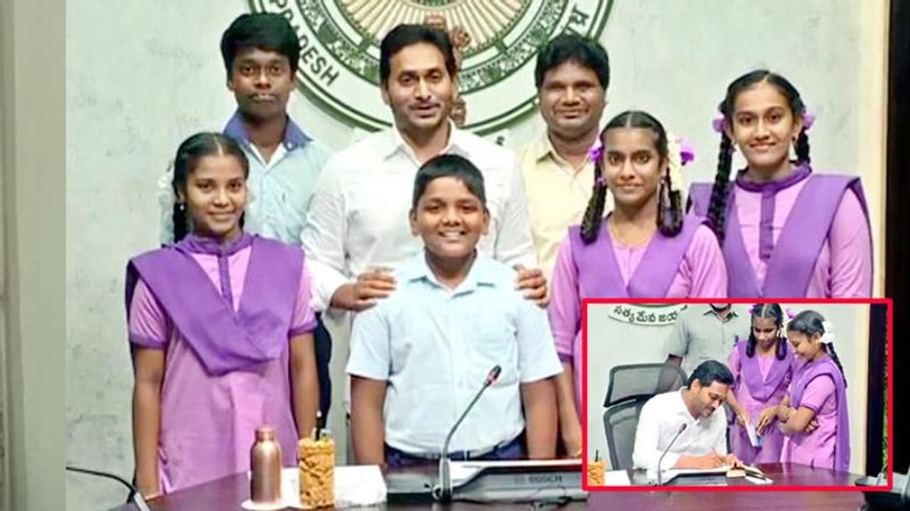 ఇంగ్లీష్లో అదరగొట్టిన గవర్నమెంట్ స్కూల్ పిల్లలు .. జగన్ ఫిదా, విద్యార్ధులకు దీవెనలు ఇంగ్లీష్లో అదరగొట్టిన గవర్నమెంట్ స్కూల్ పిల్లలు .. జగన్ ఫిదా, విద్యార్ధులకు దీవెనలు