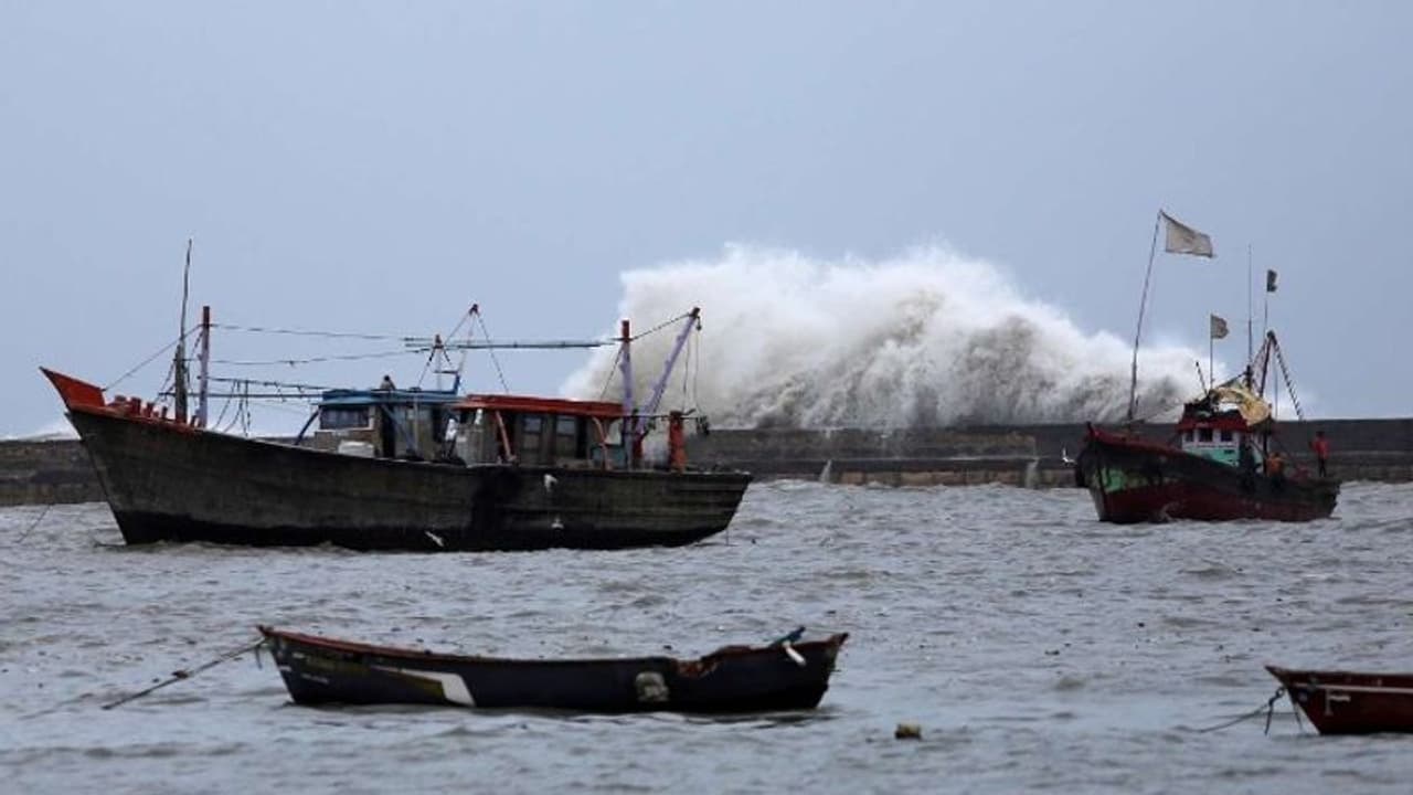 மீனவர்கள் இந்த பகுதிகளுக்கு செல்ல வேண்டாம்… எச்சரிக்கை விடுக்கும் வானிலை மையம்!!