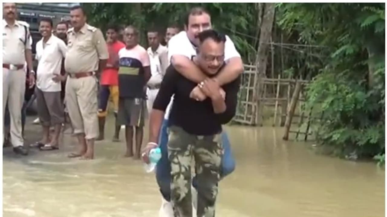 వరదలను సమీక్షించడానికి రెస్కూ సిబ్బంది వీపుపై బీజేపీ ఎమ్మెల్యే.. దుమ్మెత్తిపో్స్తున్న నెటిజన్లు వరదలను సమీక్షించడానికి రెస్కూ సిబ్బంది వీపుపై బీజేపీ ఎమ్మెల్యే.. దుమ్మెత్తిపో్స్తున్న నెటిజన్లు