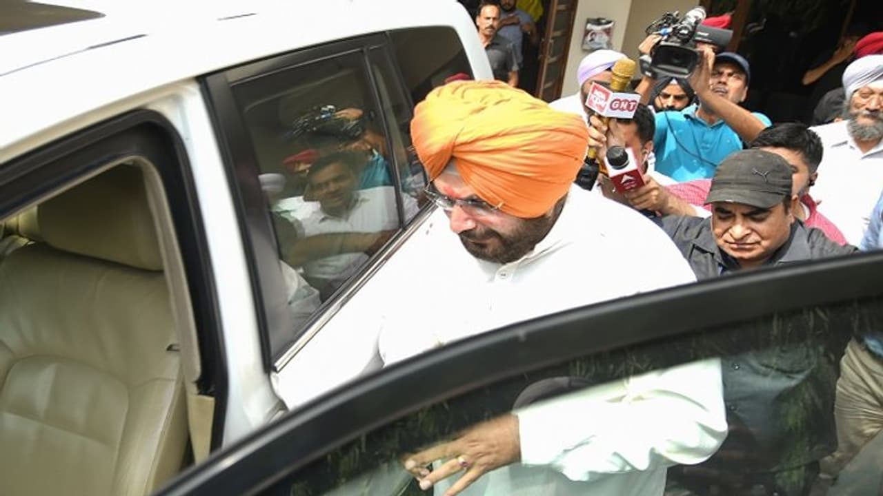 1988 के रोडरेज मामले में नवजोत सिद्धू को मिली 1 साल जेल की सजा, आज ही जाना पड़ सकता है पटियाला जेल 1988 के रोडरेज मामले में नवजोत सिद्धू को मिली 1 साल जेल की सजा, आज ही जाना पड़ सकता है पटियाला जेल