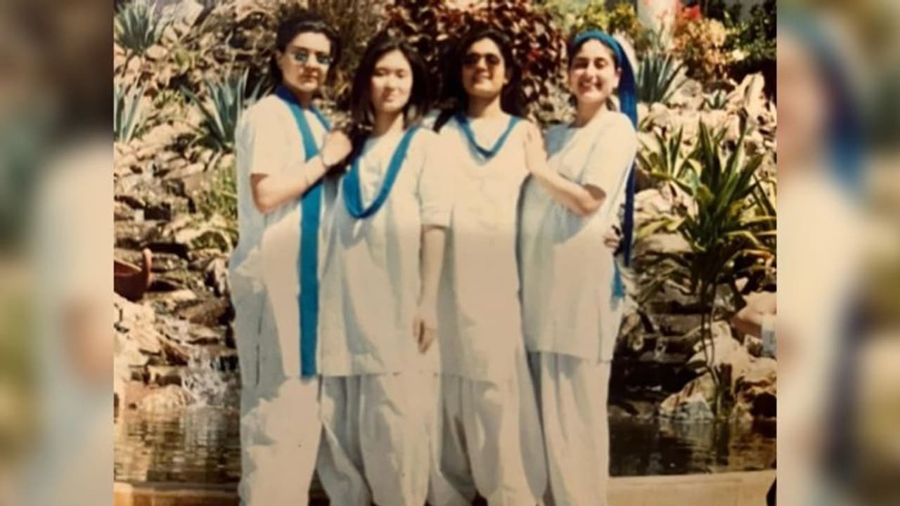 চিনতে পারছেন করিনাকে, বঙ্গ সফরে এসেই কি স্কুল জীবনের প্রেম ফিরে পেলেন বলি ডিভা? চিনতে পারছেন করিনাকে, বঙ্গ সফরে এসেই কি স্কুল জীবনের প্রেম ফিরে পেলেন বলি ডিভা?