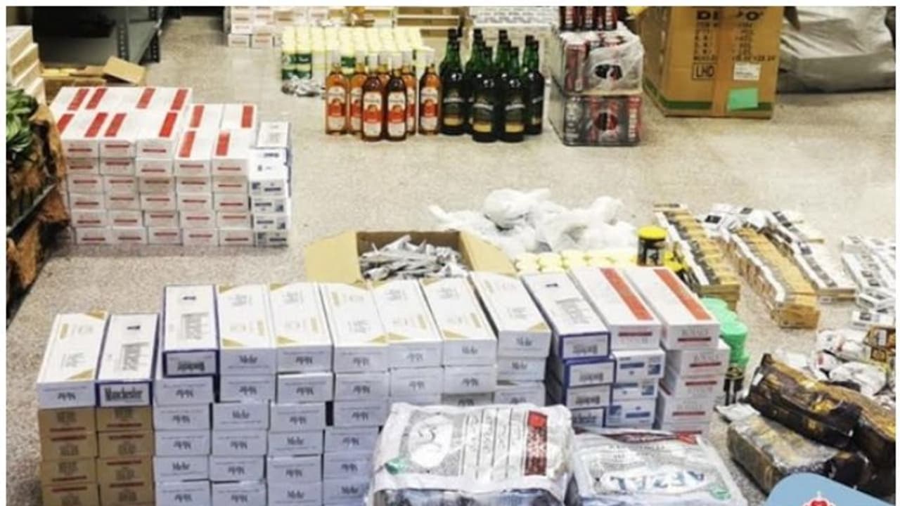 വന് മദ്യശേഖരവും പുകയില ഉത്പന്നങ്ങളുമായി 10 പ്രവാസികള് അറസ്റ്റില് വന് മദ്യശേഖരവും പുകയില ഉത്പന്നങ്ങളുമായി 10 പ്രവാസികള് അറസ്റ്റില്