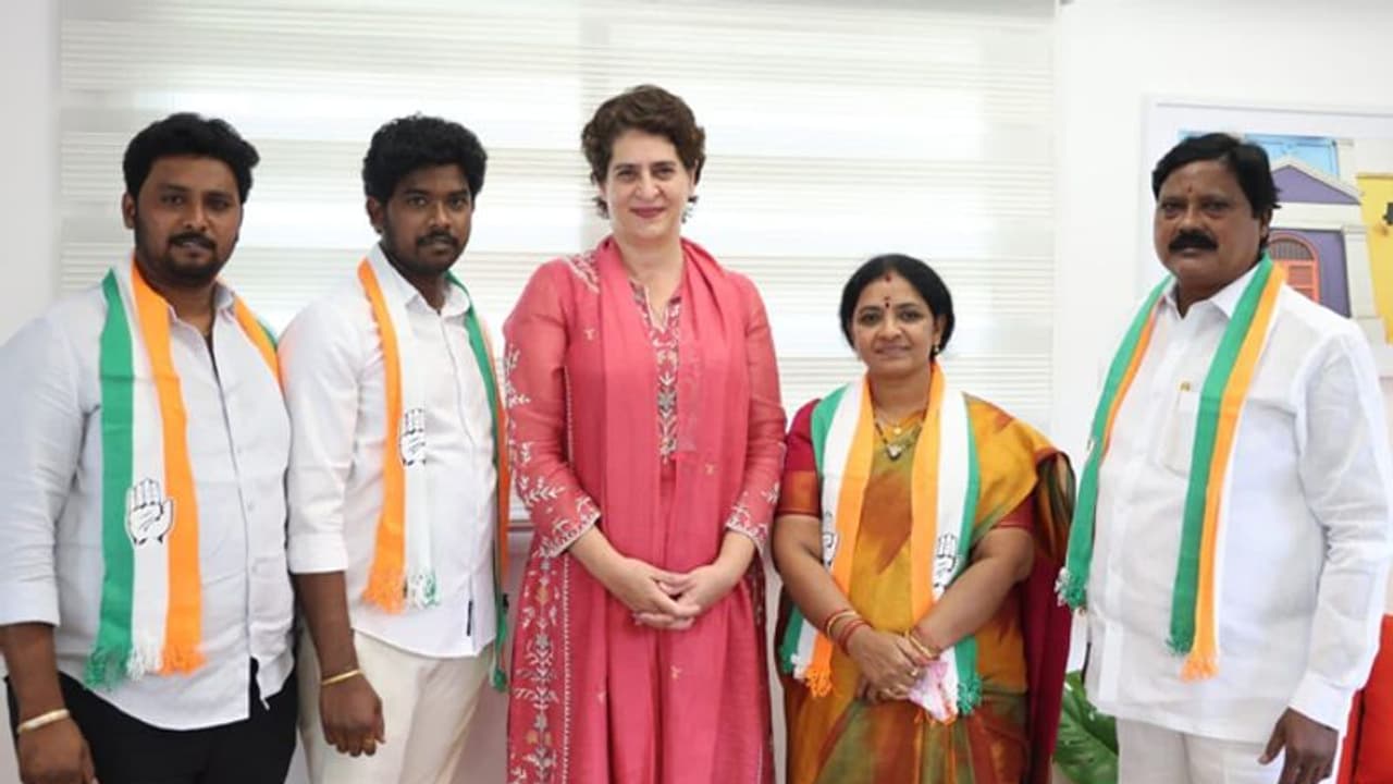 టీఆర్ఎస్‌కి షాక్:ప్రియాంక సమక్షంలో కాంగ్రెస్ లో చేరిన నల్లాల ఓదేలు