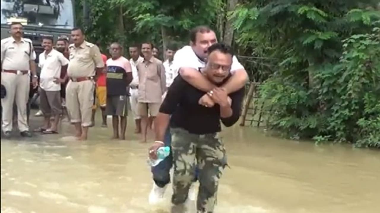 হাঁটুজল পেরোলে নষ্ট হবে দামী জুতো, উদ্ধারকারীর পিঠে চাপলেন বিজেপি বিধায়ক, দেখুন ভাইরাল ভিডিও হাঁটুজল পেরোলে নষ্ট হবে দামী জুতো, উদ্ধারকারীর পিঠে চাপলেন বিজেপি বিধায়ক, দেখুন ভাইরাল ভিডিও
