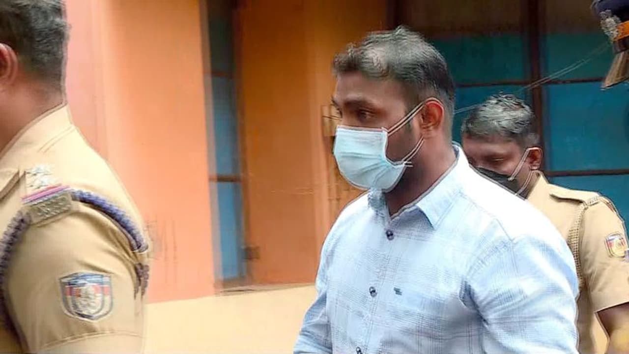 ആലപ്പുഴ പൊലീസ് ക്വാര്ട്ടേഴിസിലെ കൂട്ടമരണം: റെനീസിനെ ക്വാർട്ടേഴ്സിലെത്തിച്ച് തെളിവെടുപ്പ് ആലപ്പുഴ പൊലീസ് ക്വാര്ട്ടേഴിസിലെ കൂട്ടമരണം: റെനീസിനെ ക്വാർട്ടേഴ്സിലെത്തിച്ച് തെളിവെടുപ്പ്