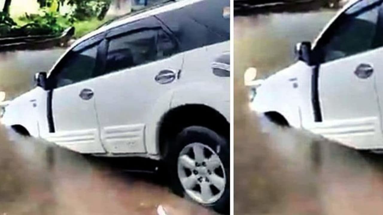 ഗൂഗിള്‍ മാപ്പ് ചതിച്ചു, കോട്ടയത്ത് ടൊയോട്ട ഫോര്‍ച്യൂണര്‍ തോട്ടില്‍ വീണു!