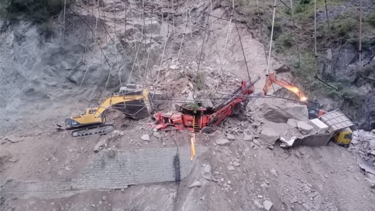 जम्मू कश्मीर में निर्माणाधीन सुरंग गिरने के बाद पहाड़ का हिस्सा गिरा, तबाही वाला वीडियो देख रोंगटे खड़े हो जाए जम्मू कश्मीर में निर्माणाधीन सुरंग गिरने के बाद पहाड़ का हिस्सा गिरा, तबाही वाला वीडियो देख रोंगटे खड़े हो जाए