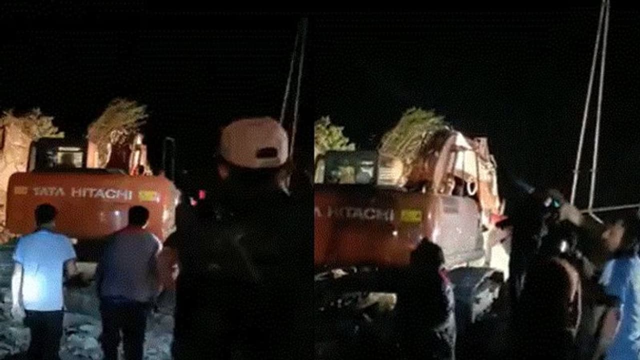 জম্মু কাশ্মীরে সুরঙ্গ তৈরির সময় আচমকা ধস, আটকে ১০ শ্রমিক