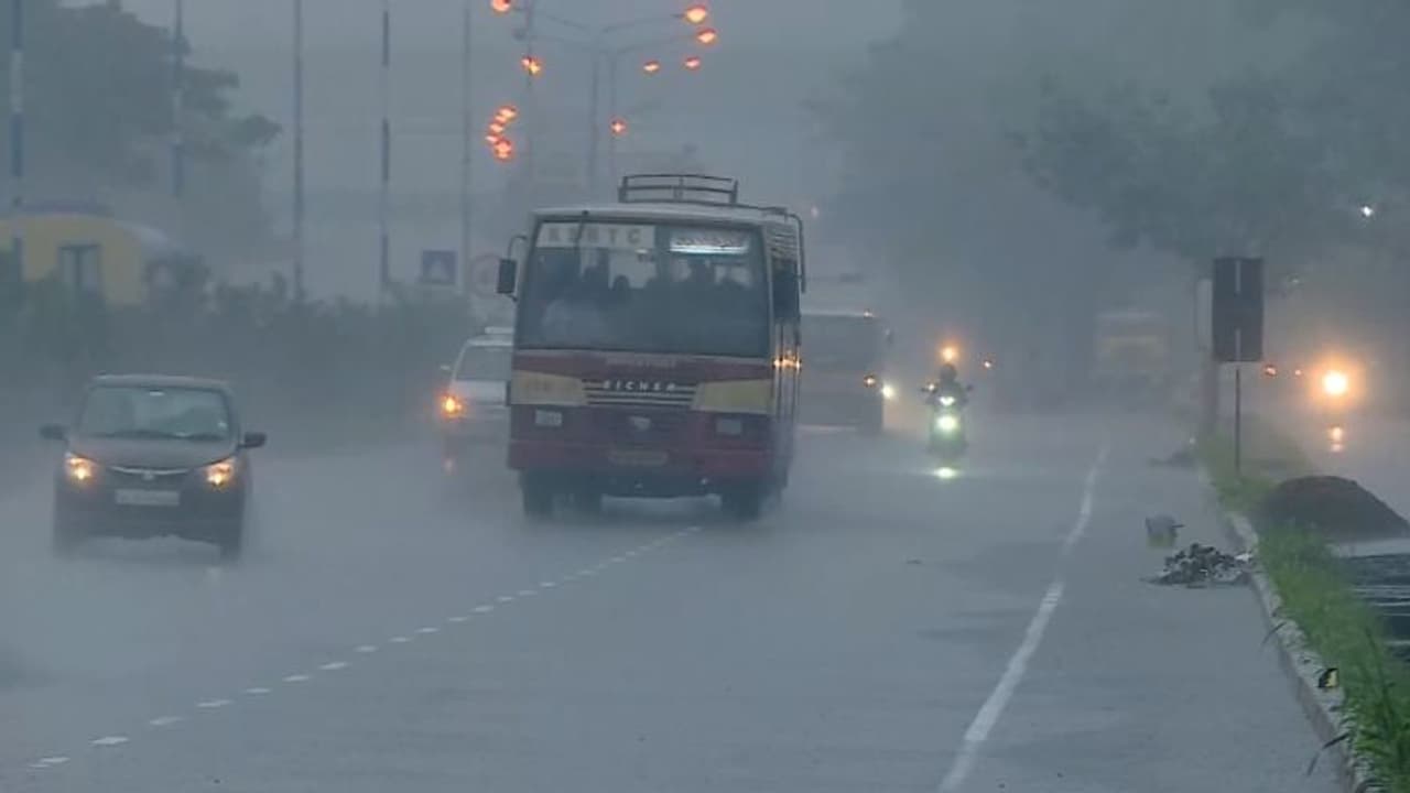 റെഡും ഓറഞ്ചും അലർട്ടില്ലാത്ത ഒരൊറ്റ ജില്ല മാത്രം; പടിഞ്ഞാറൻ കാറ്റ് ശക്തി പ്രാപിക്കുന്നു, കേരളത്തിൽ മഴ കനക്കും